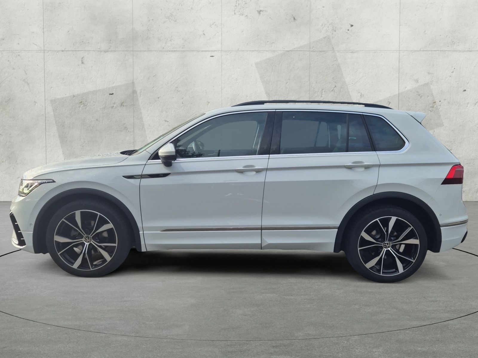 Volkswagen Tiguan 2023 г. Белый, пробег 55061 км