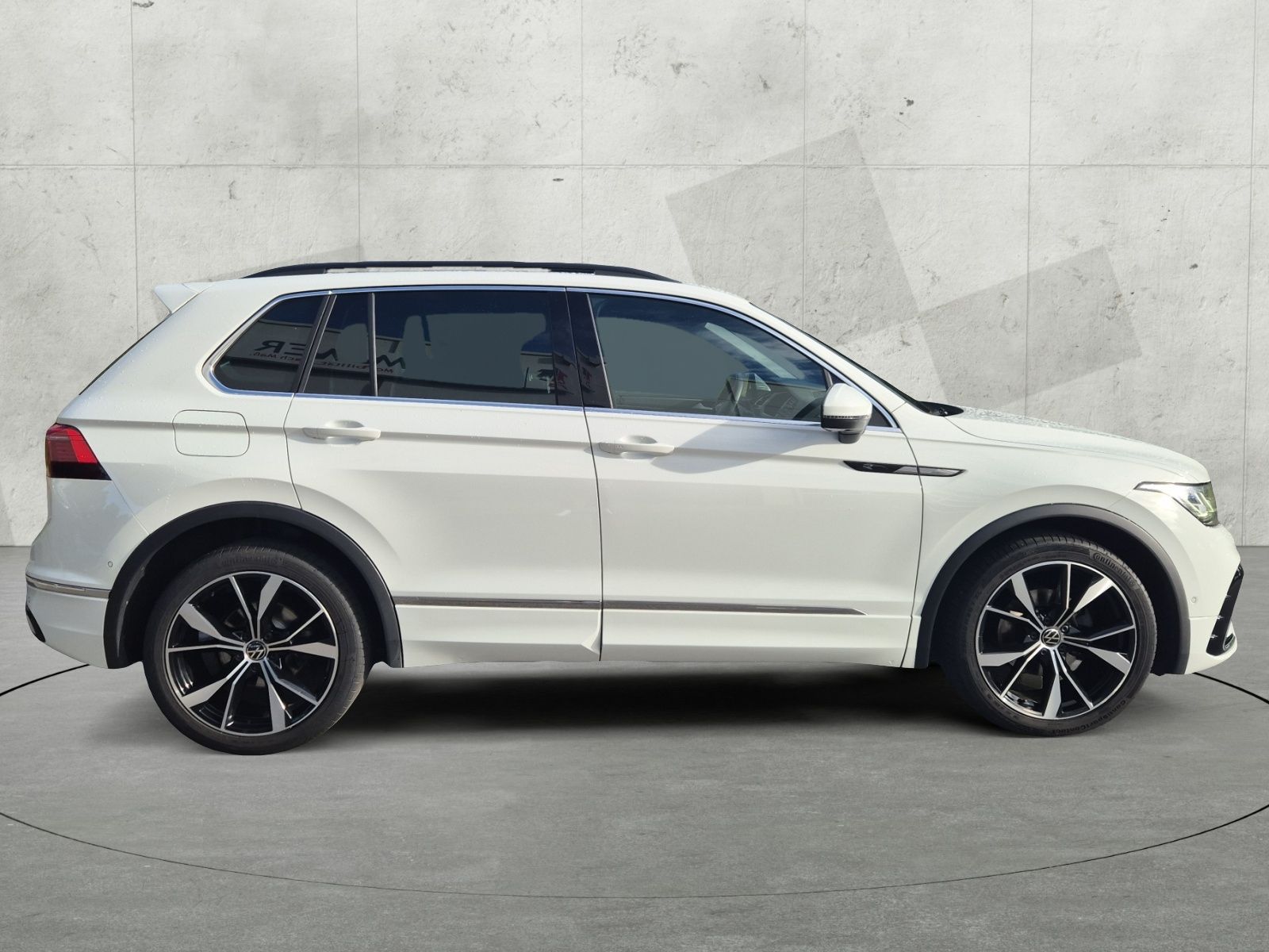 Volkswagen Tiguan 2023 г. Белый, пробег 55061 км
