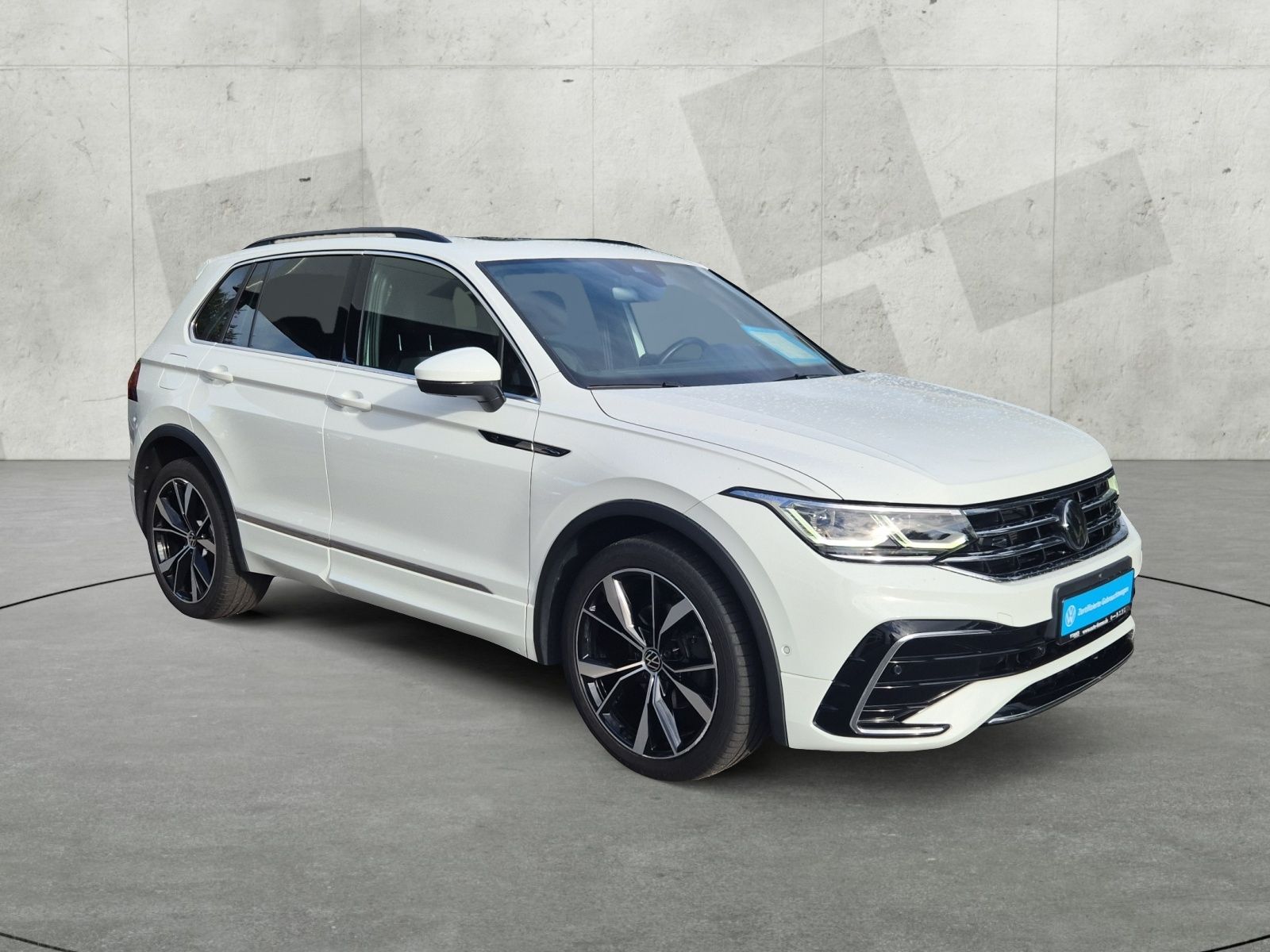 Volkswagen Tiguan 2023 г. Белый, пробег 55061 км