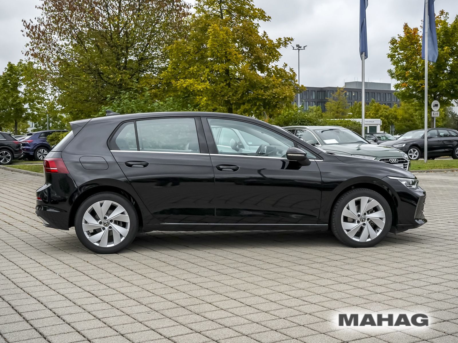 Volkswagen Golf 2024 г. Чёрный, пробег 9704 км