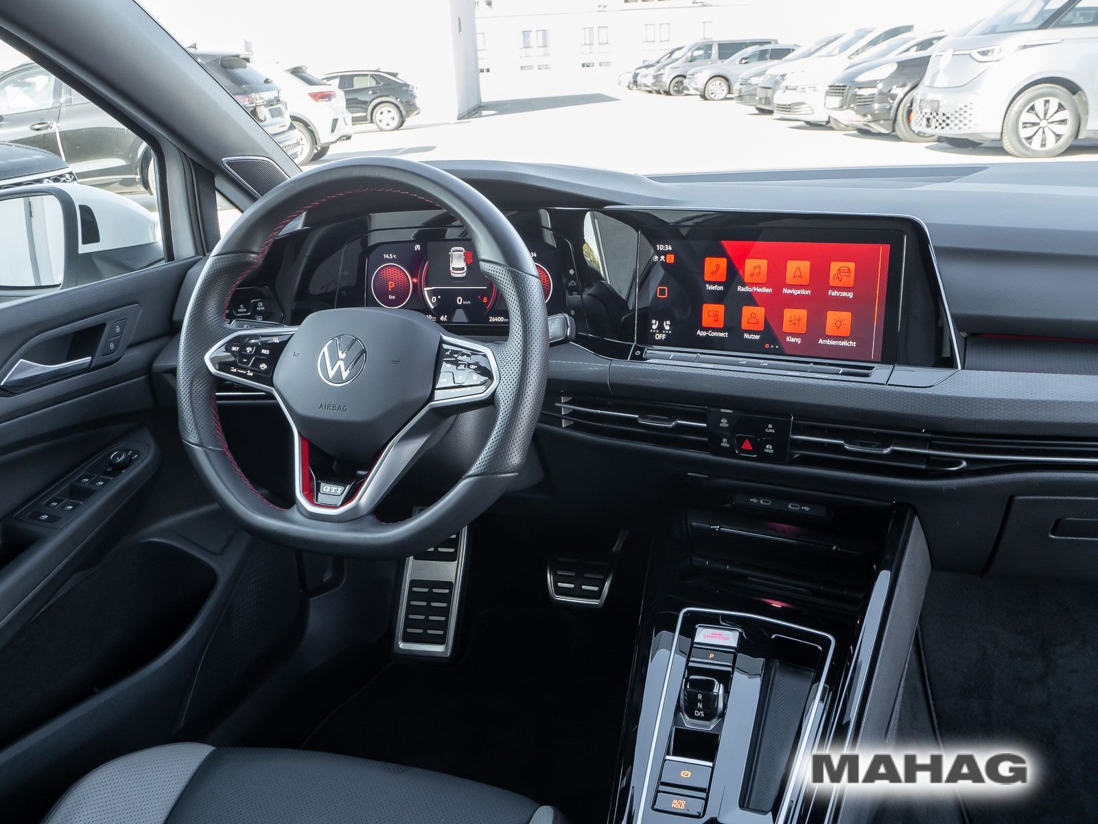 Volkswagen Golf 2023 г. Белый, пробег 26400 км