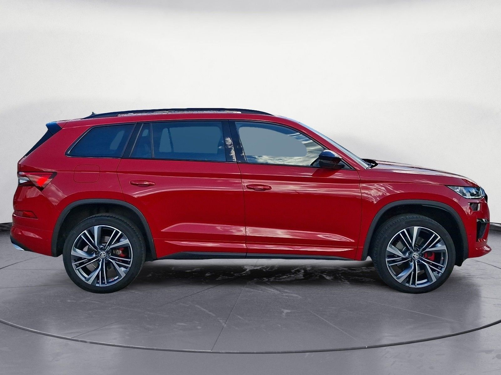 Skoda Kodiaq 2023 г. Красный, пробег 40425 км