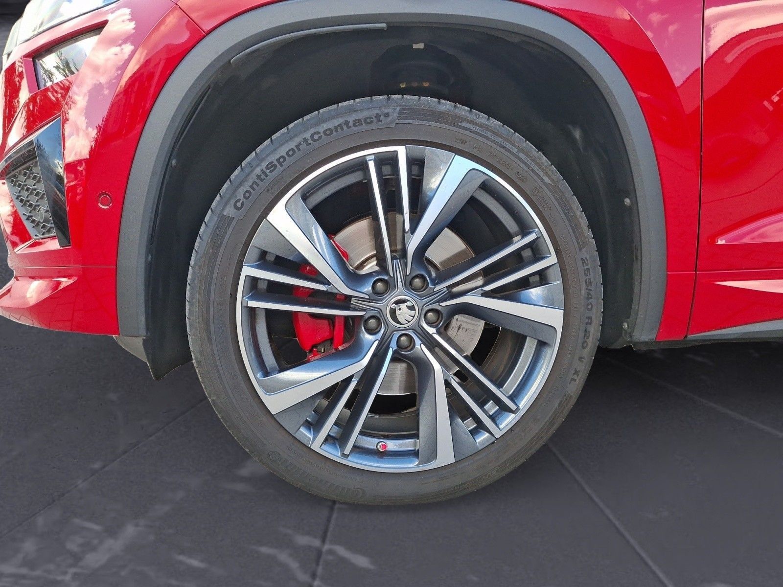 Skoda Kodiaq 2023 г. Красный, пробег 40425 км