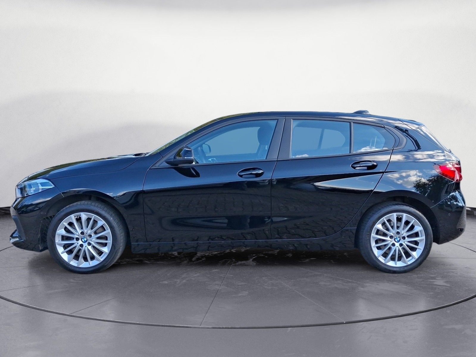 BMW 120 2023 г. Чёрный, пробег 43117 км