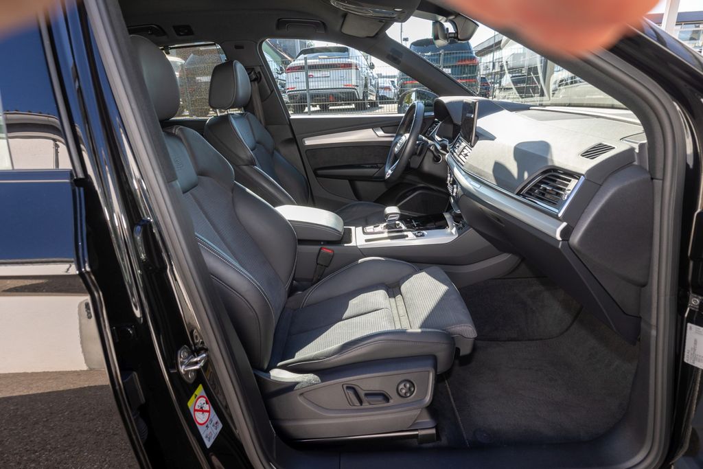 Audi Q5 2023 г. Чёрный, пробег 31560 км