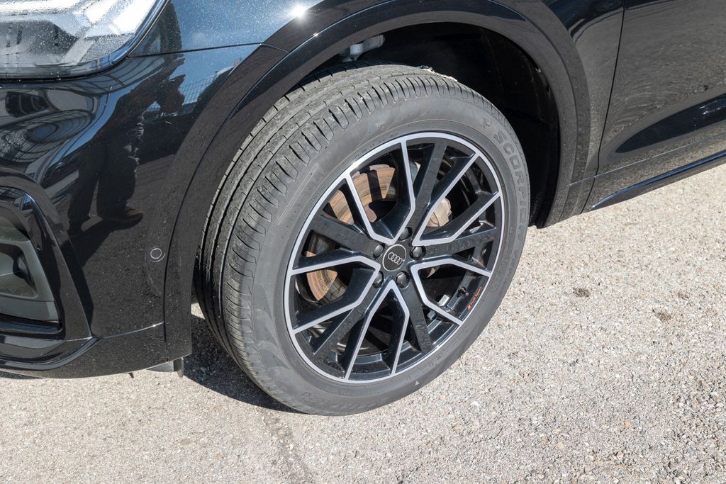 Audi Q5 2023 г. Чёрный, пробег 31560 км