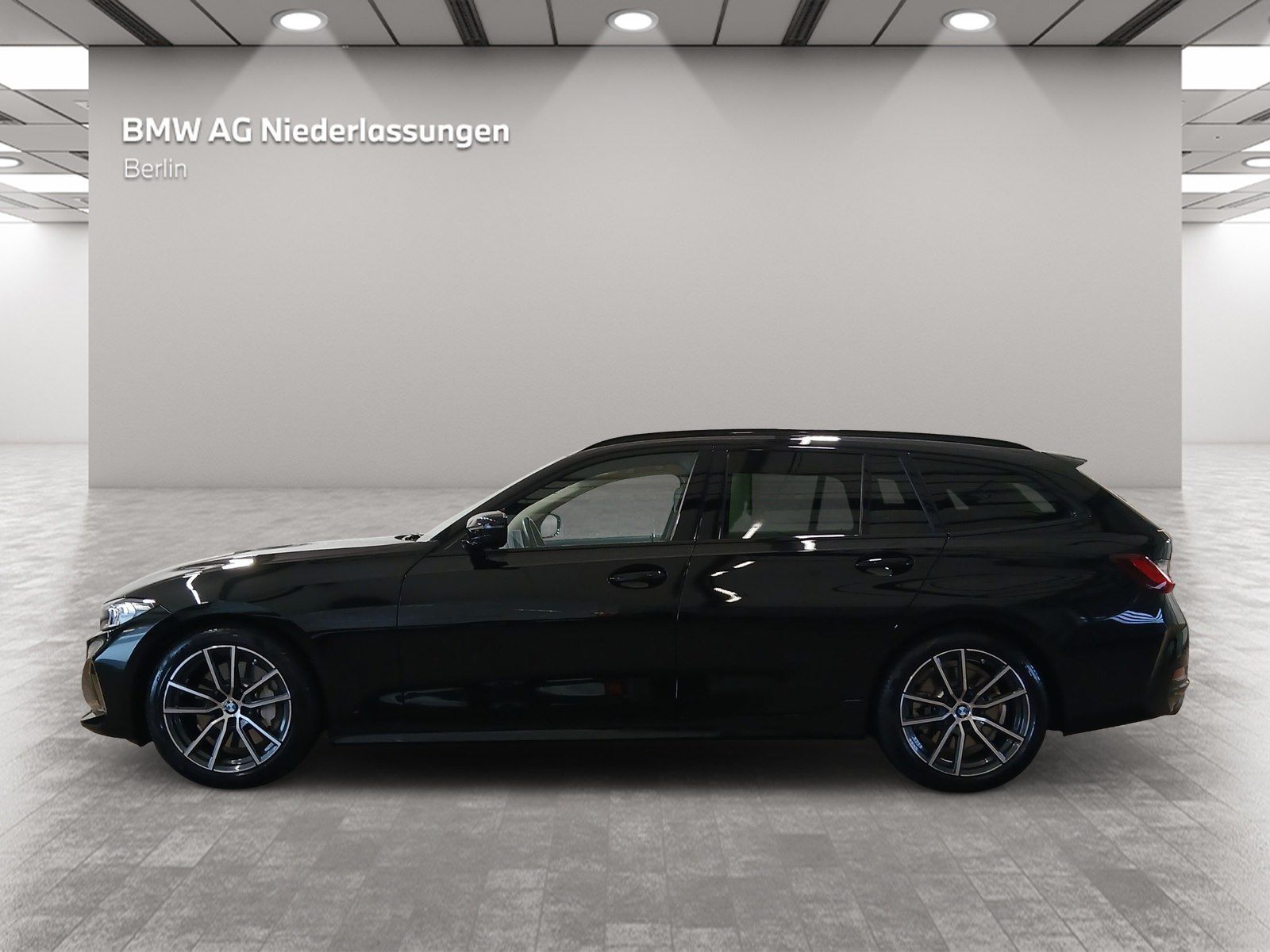 BMW 330 2023 г. Чёрный, пробег 32169 км