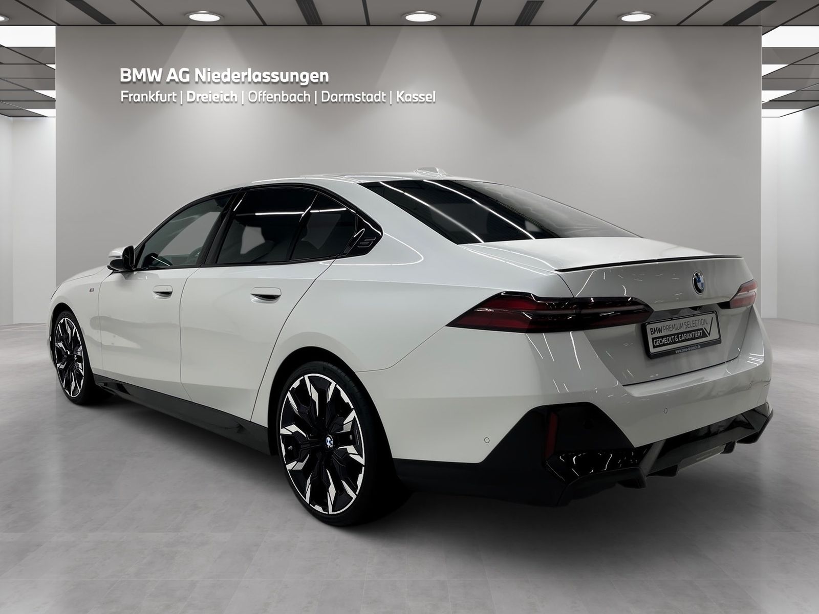 BMW 520 2025 г. Белый, пробег 17400 км