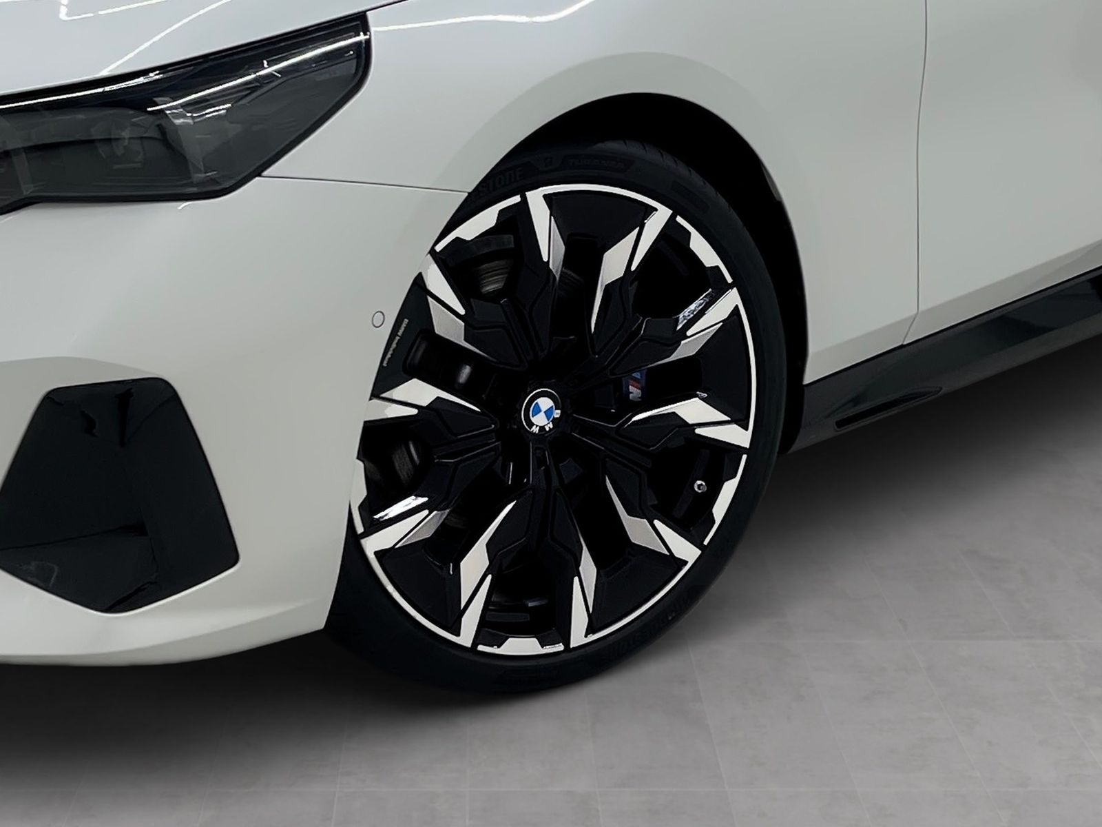 BMW 520 2025 г. Белый, пробег 17400 км