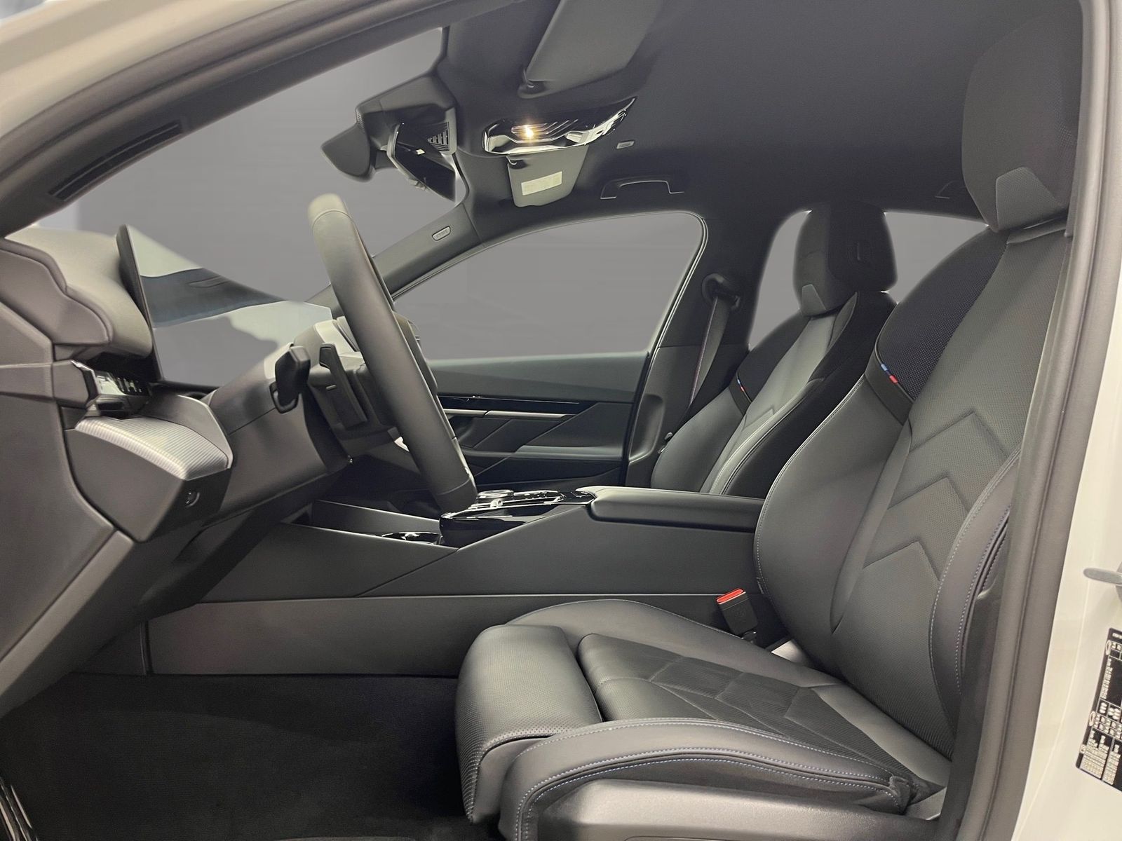 BMW 520 2025 г. Белый, пробег 17400 км