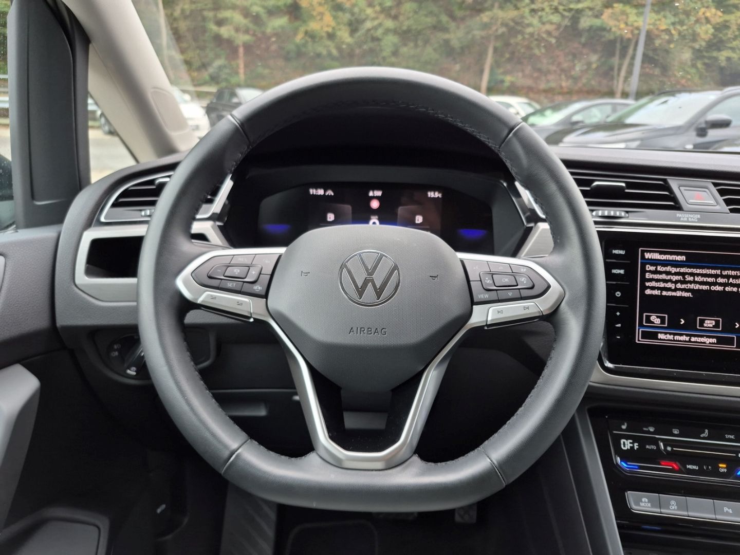 Volkswagen Touran 2025 г. Серый, пробег 26500 км