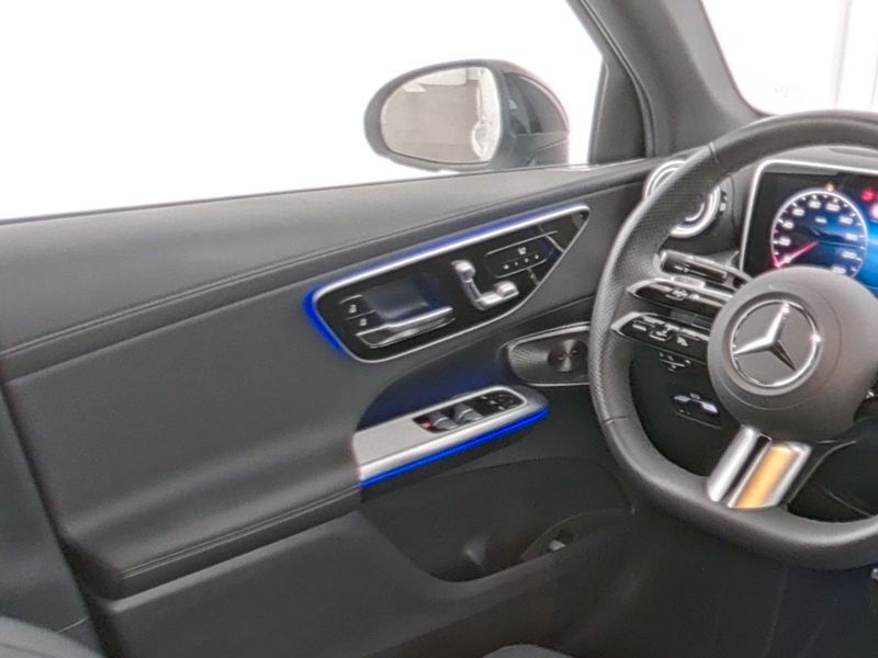 Mercedes-Benz GLC 300 2025 г. Белый, пробег 8105 км