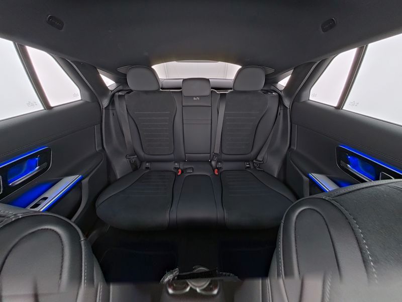 Mercedes-Benz GLC 300 2025 г. Белый, пробег 8105 км