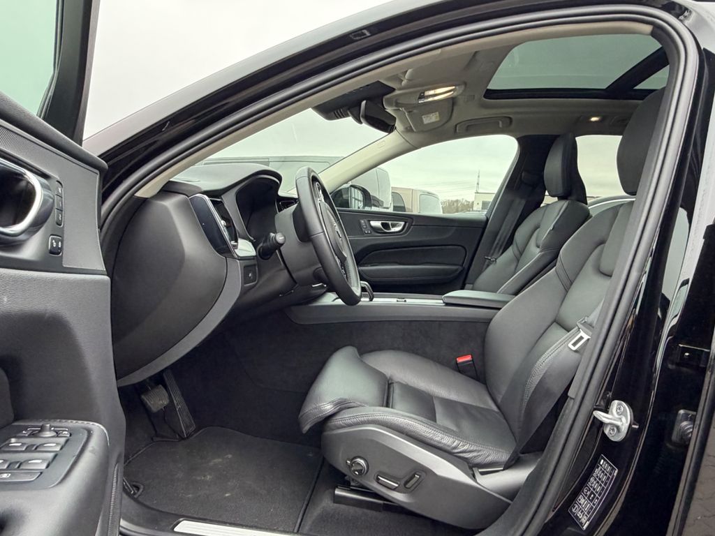 Volvo XC60 2023 г. Чёрный, пробег 20075 км
