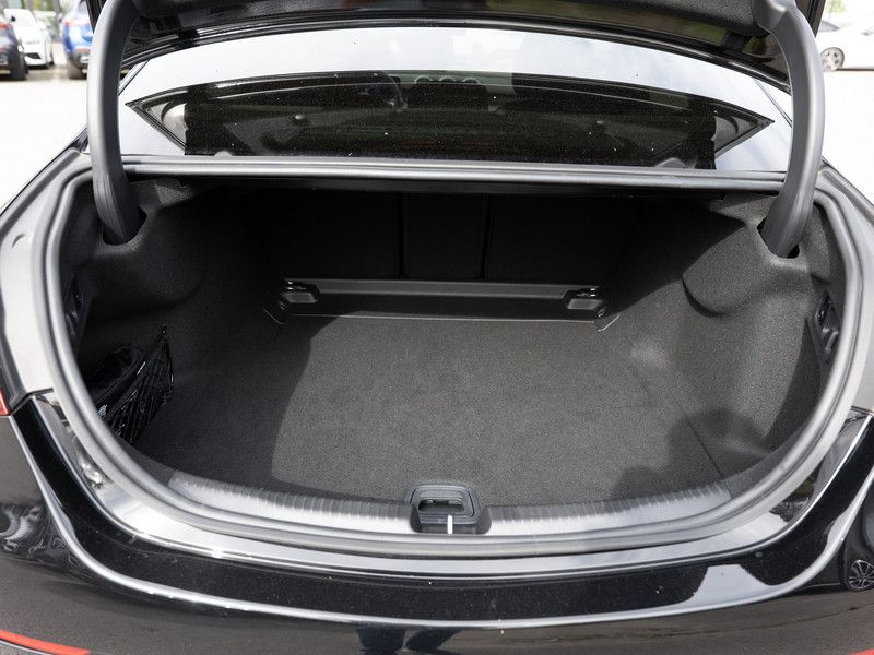 Mercedes-Benz C 300 2025 г. Чёрный, пробег 32830 км