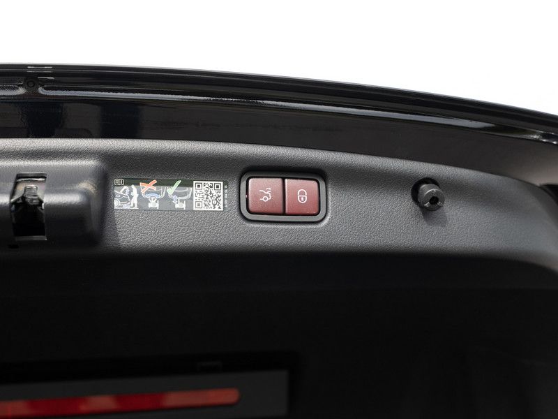 Mercedes-Benz C 300 2025 г. Чёрный, пробег 32830 км