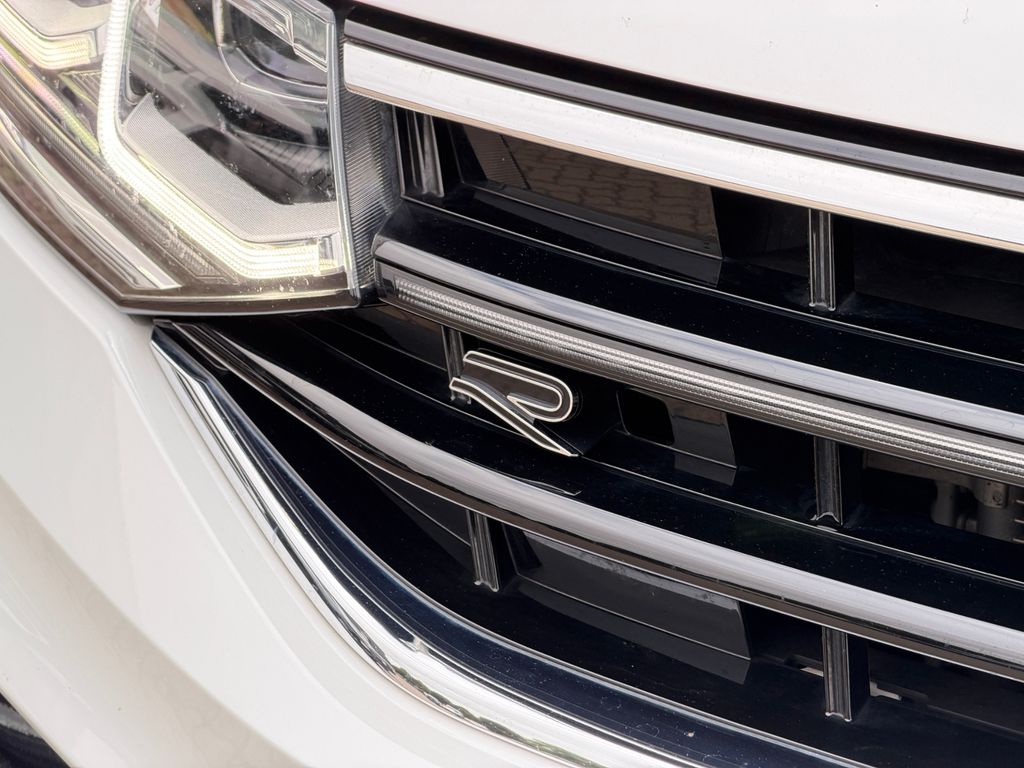 Volkswagen Tiguan 2024 г. Белый, пробег 36402 км