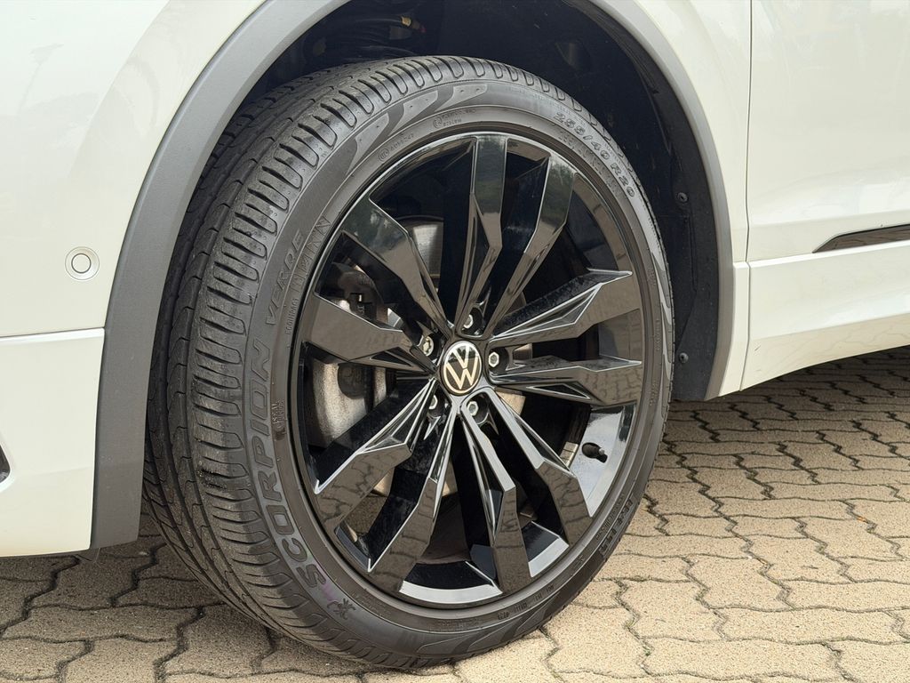 Volkswagen Tiguan 2024 г. Белый, пробег 36402 км