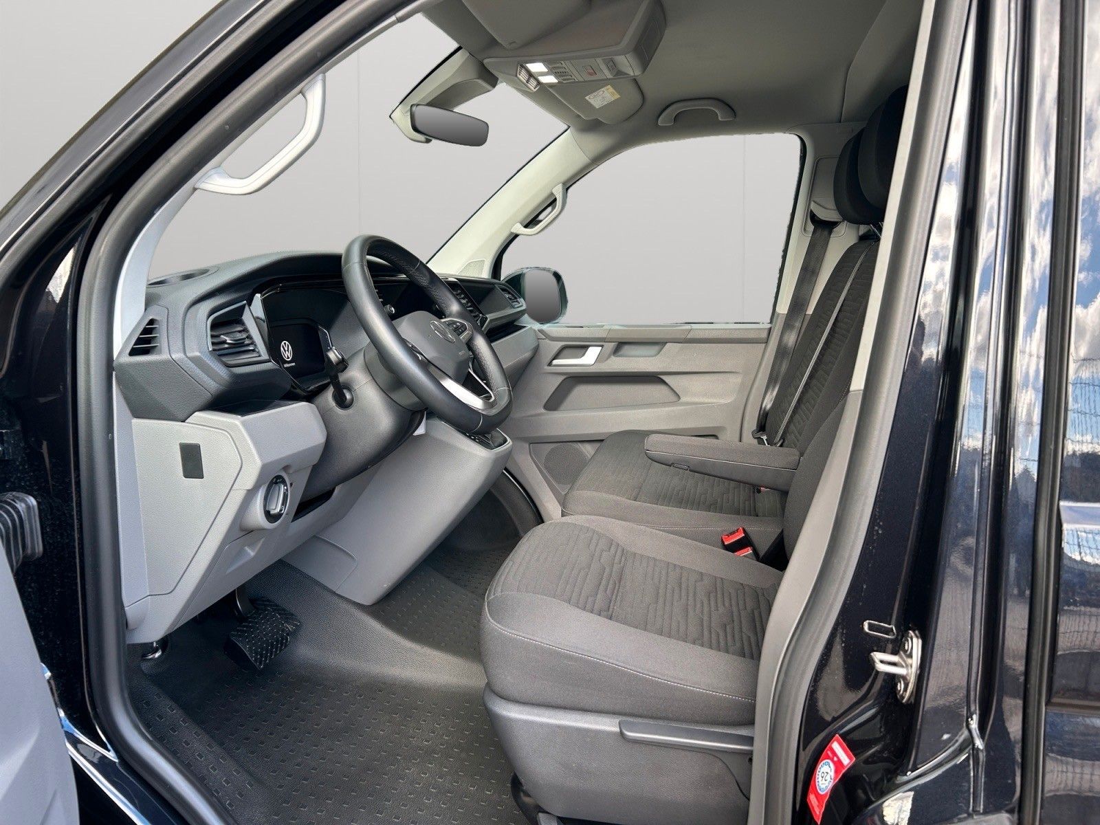 Volkswagen T6 CARAVELLE 2023 г. Чёрный, пробег 50600 км