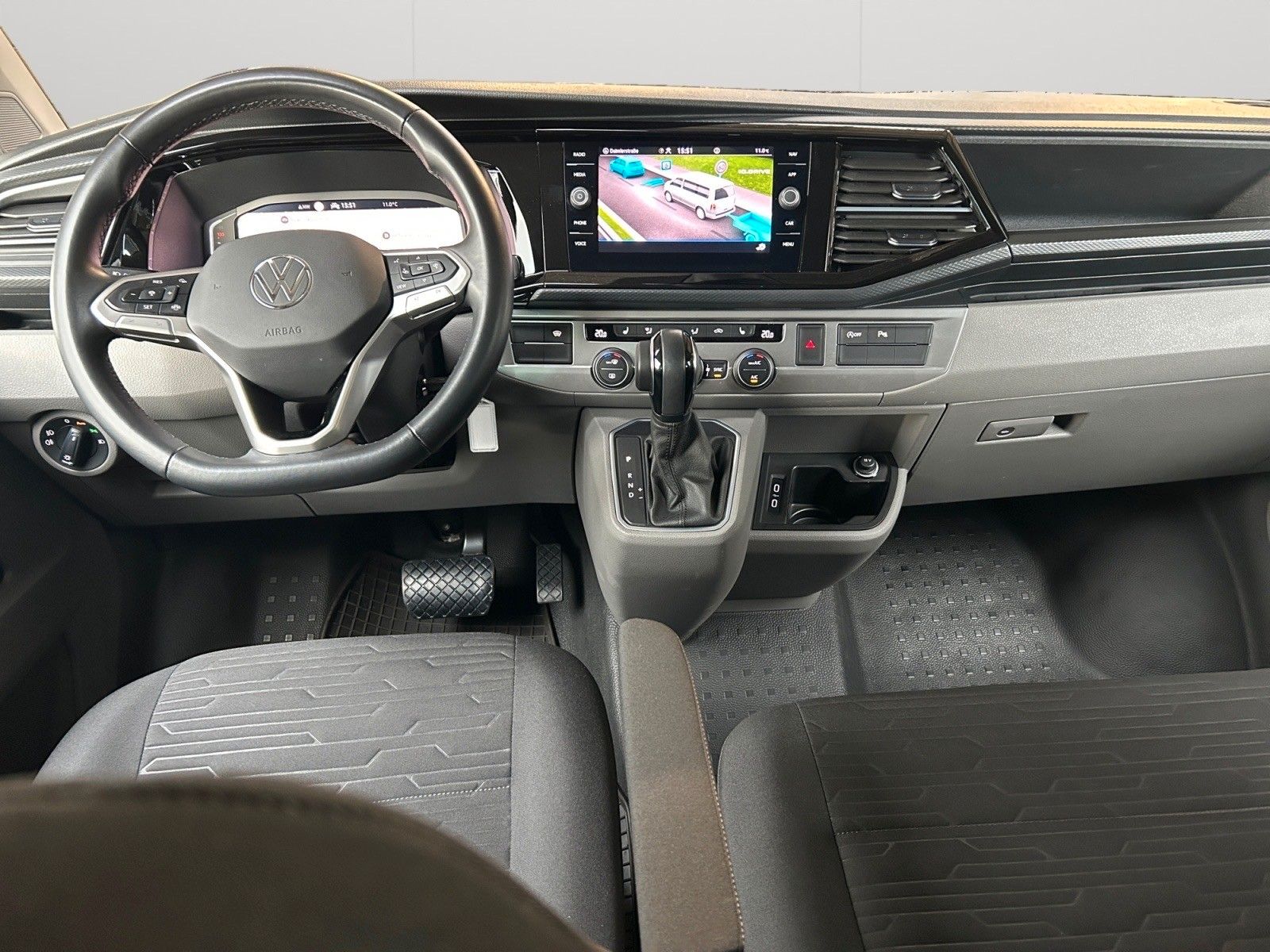 Volkswagen T6 CARAVELLE 2023 г. Чёрный, пробег 50600 км