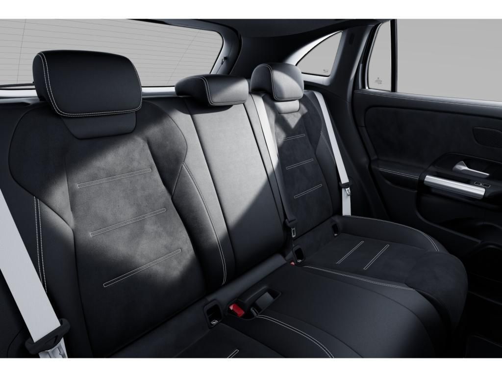 Mercedes-Benz GLA 180 2026 г. Чёрный, пробег 8500 км