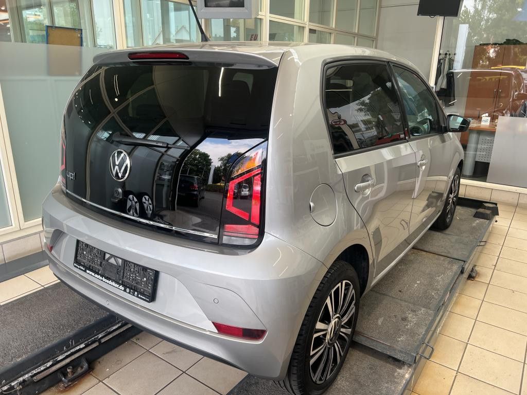 Volkswagen up! 2022 г. Серебристый, пробег 59500 км