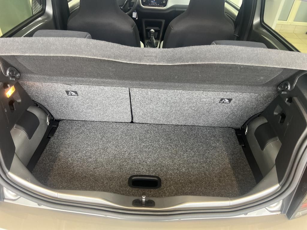 Volkswagen up! 2022 г. Серебристый, пробег 59500 км