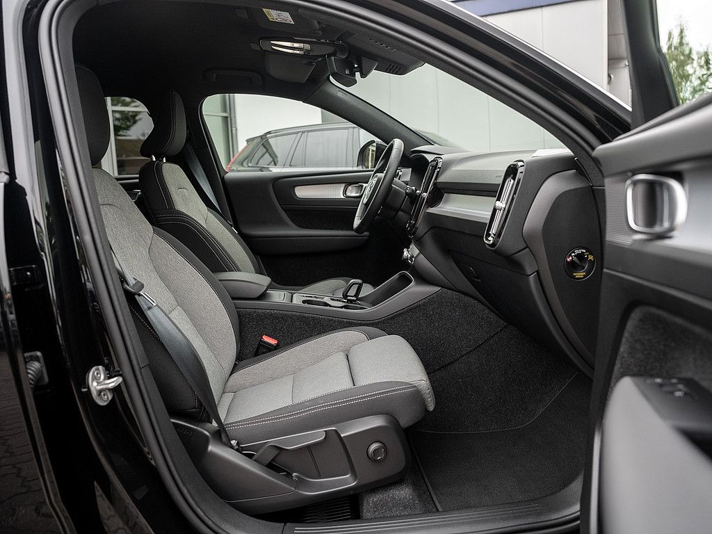 Volvo XC40 2025 г. Чёрный, пробег 18300 км