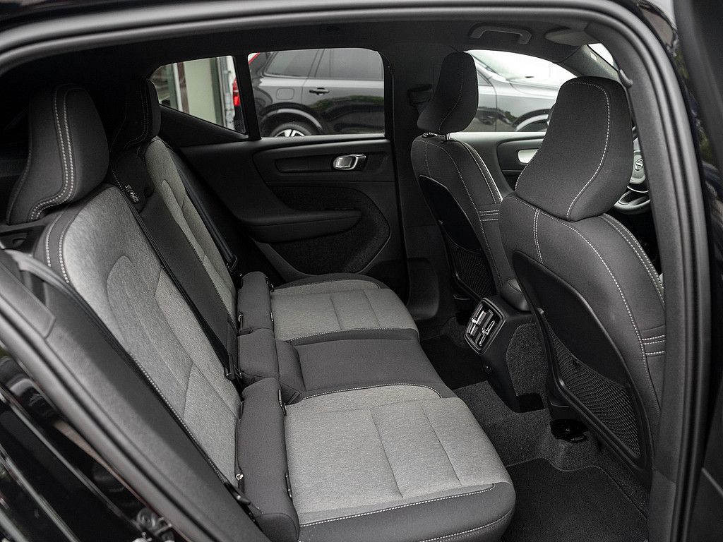 Volvo XC40 2025 г. Чёрный, пробег 18300 км