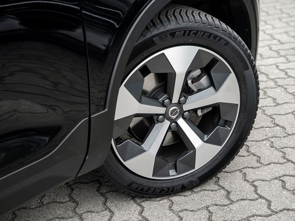 Volvo XC40 2025 г. Чёрный, пробег 18300 км