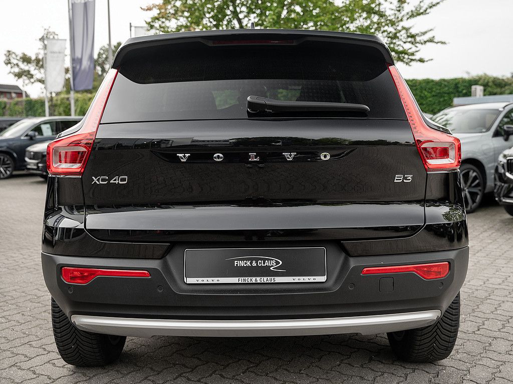 Volvo XC40 2025 г. Чёрный, пробег 18300 км