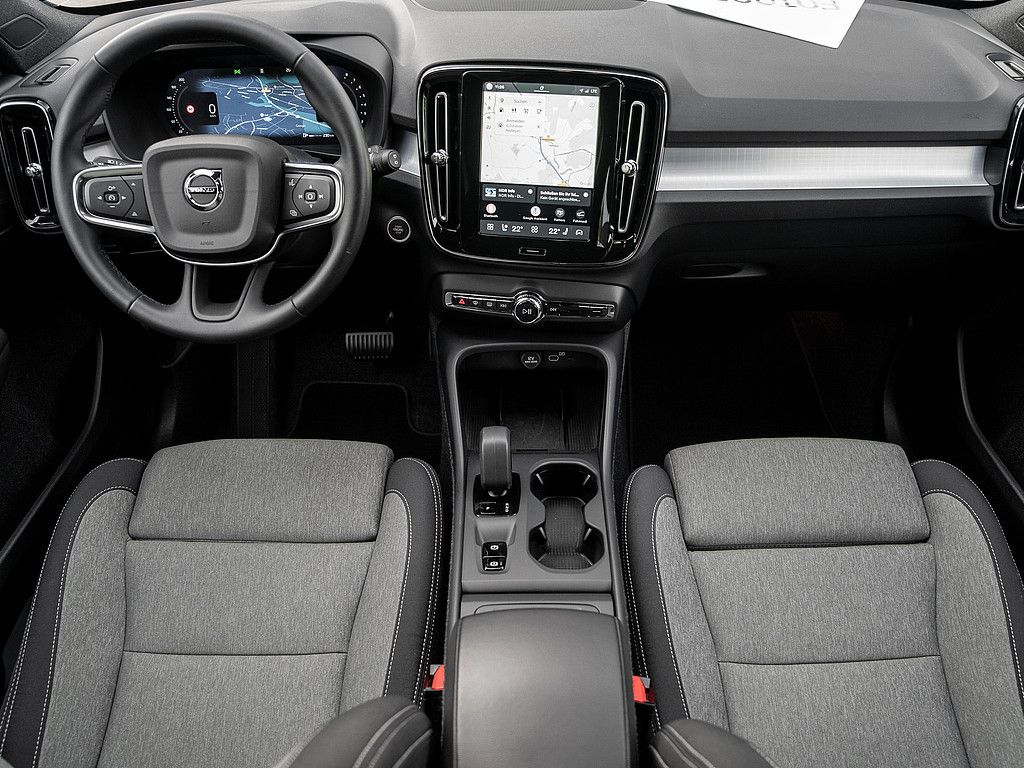 Volvo XC40 2025 г. Чёрный, пробег 18300 км