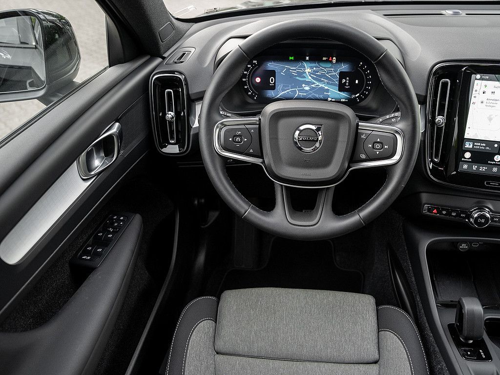 Volvo XC40 2025 г. Чёрный, пробег 18300 км