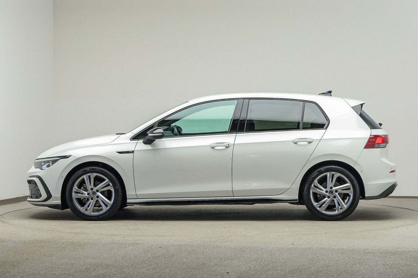 Volkswagen Golf 2024 г. Белый, пробег 23200 км