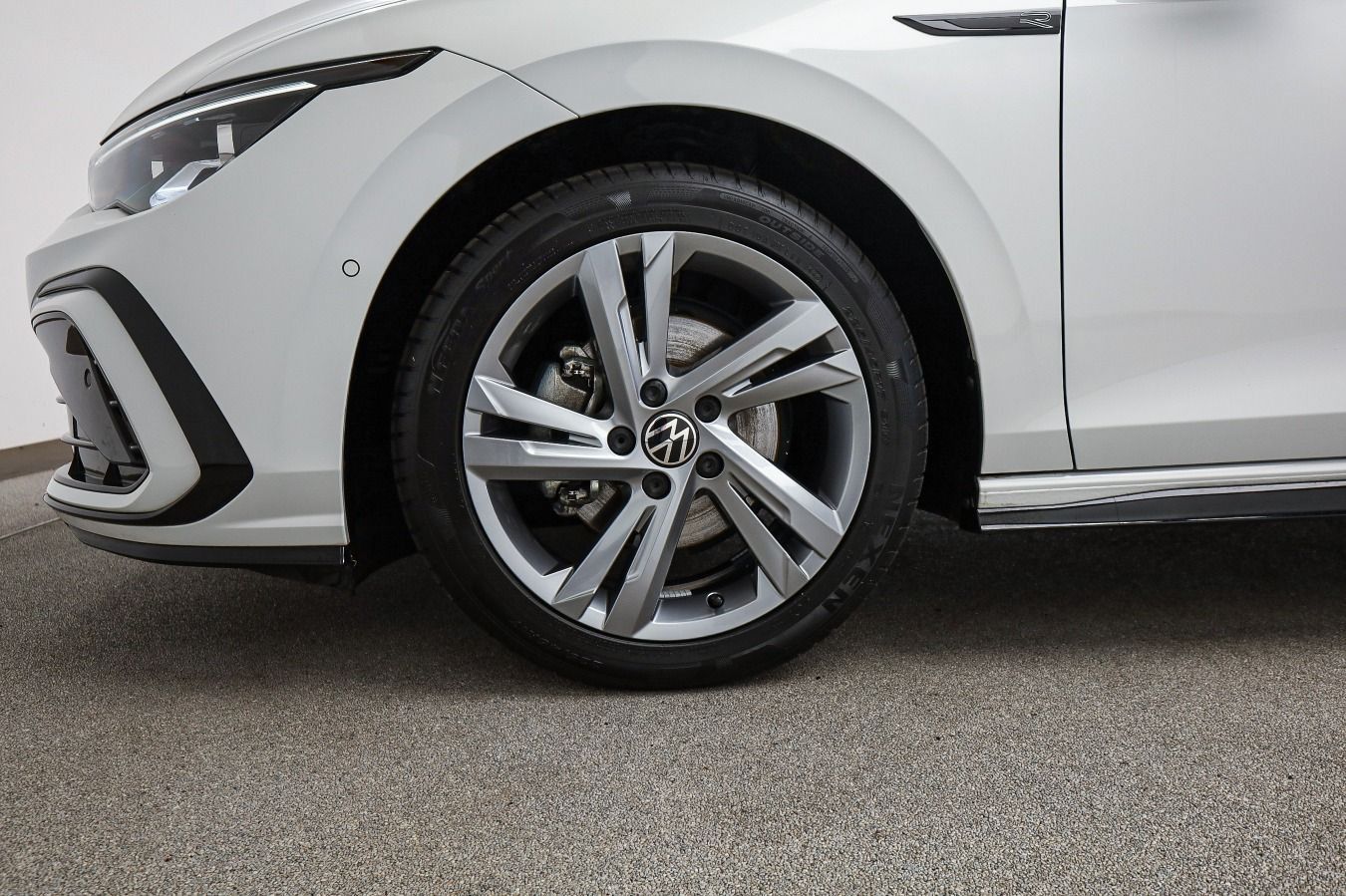 Volkswagen Golf 2024 г. Белый, пробег 23200 км