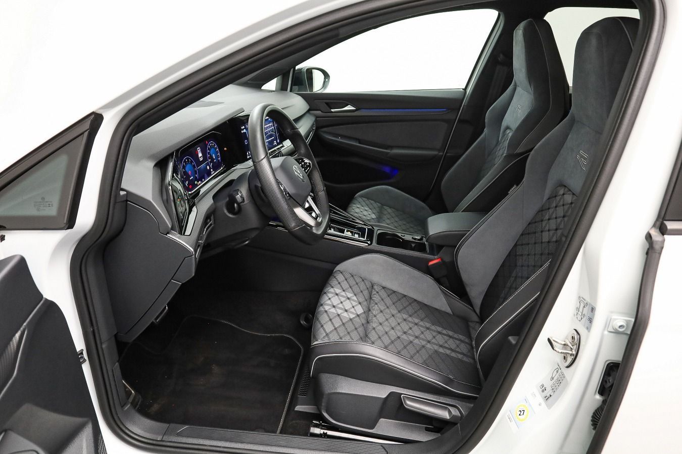 Volkswagen Golf 2024 г. Белый, пробег 23200 км