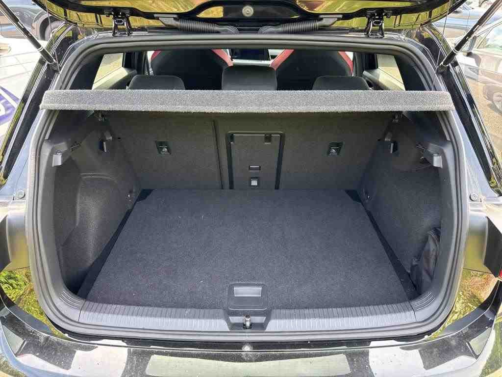Volkswagen Golf 2024 г. Чёрный, пробег 41300 км
