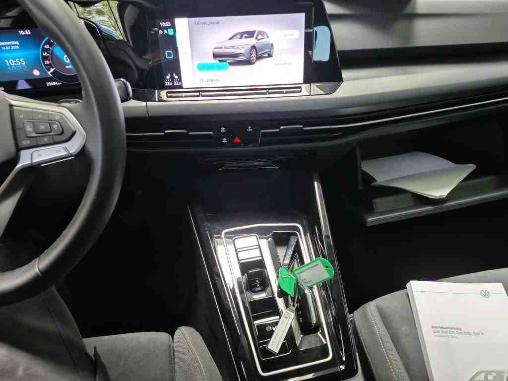 Volkswagen Golf 2024 г. Серый, пробег 23500 км