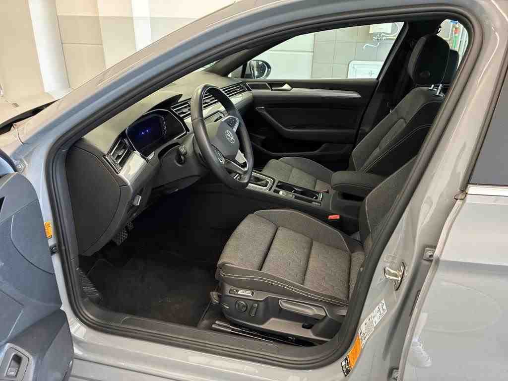 Volkswagen PASSAT VARIANT 2023 г. Серый, пробег 27500 км