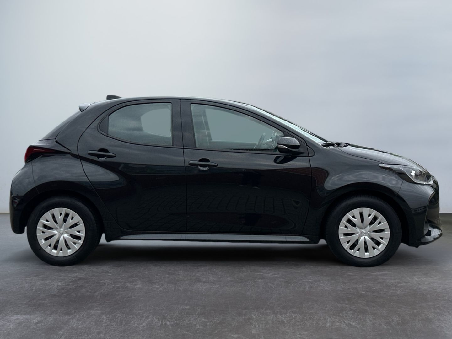 Toyota Yaris 2023 г. Чёрный, пробег 28998 км
