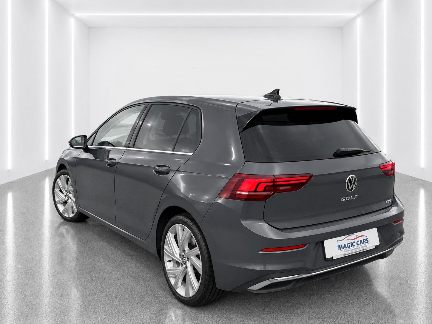Volkswagen Golf 2024 г. Серый, пробег 36000 км