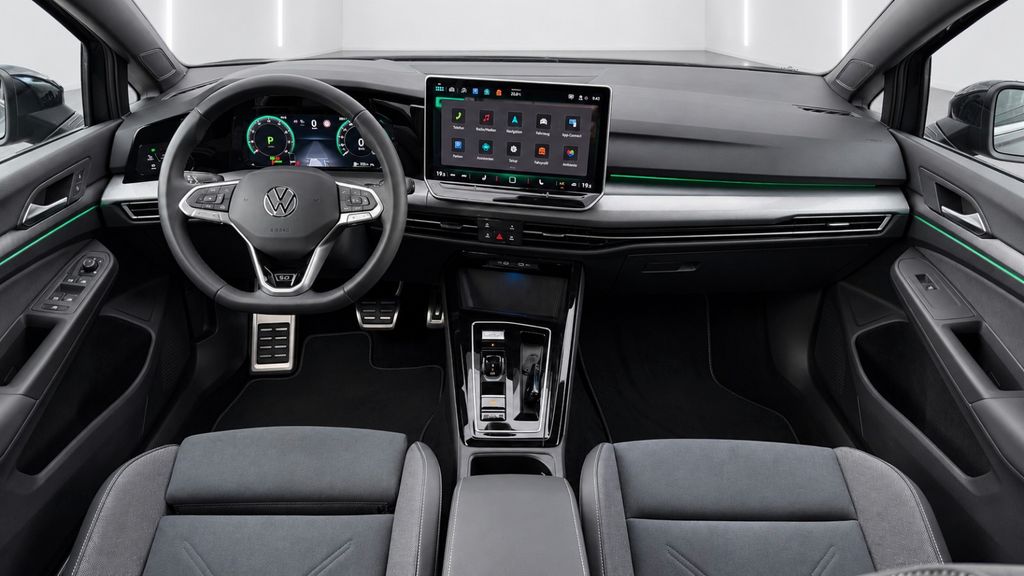 Volkswagen Golf 2024 г. Серый, пробег 36000 км