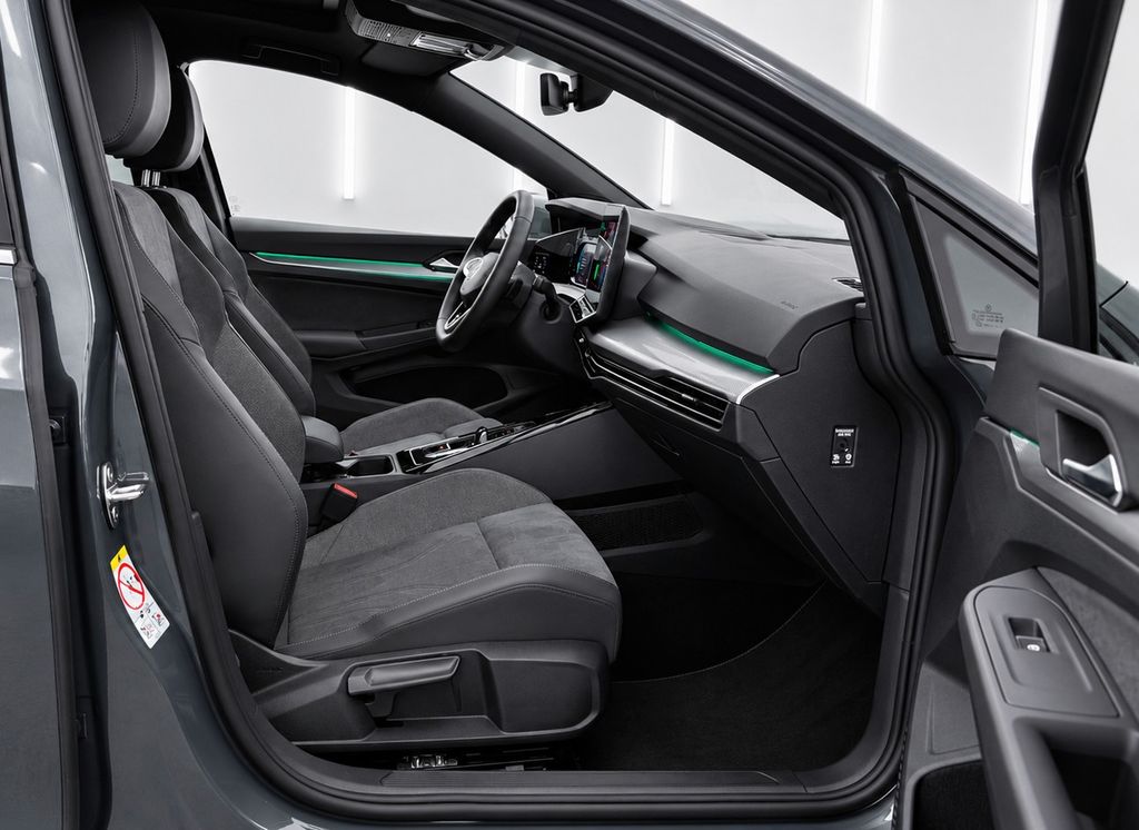 Volkswagen Golf 2024 г. Серый, пробег 36000 км
