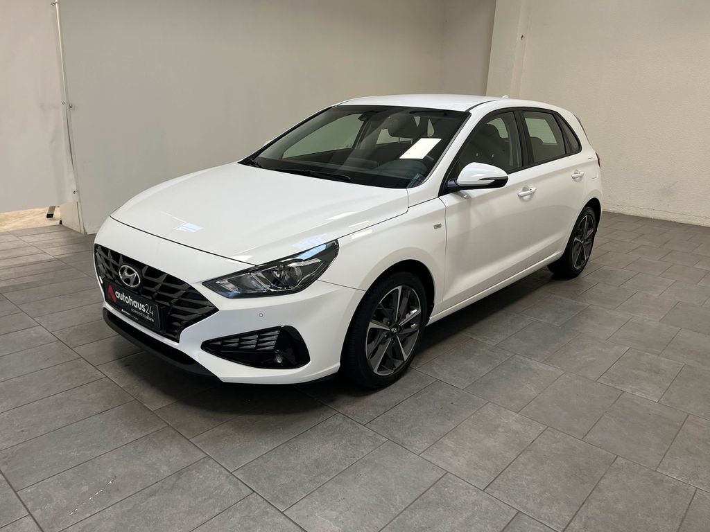 Hyundai i30 2022 г. Белый, пробег 39330 км