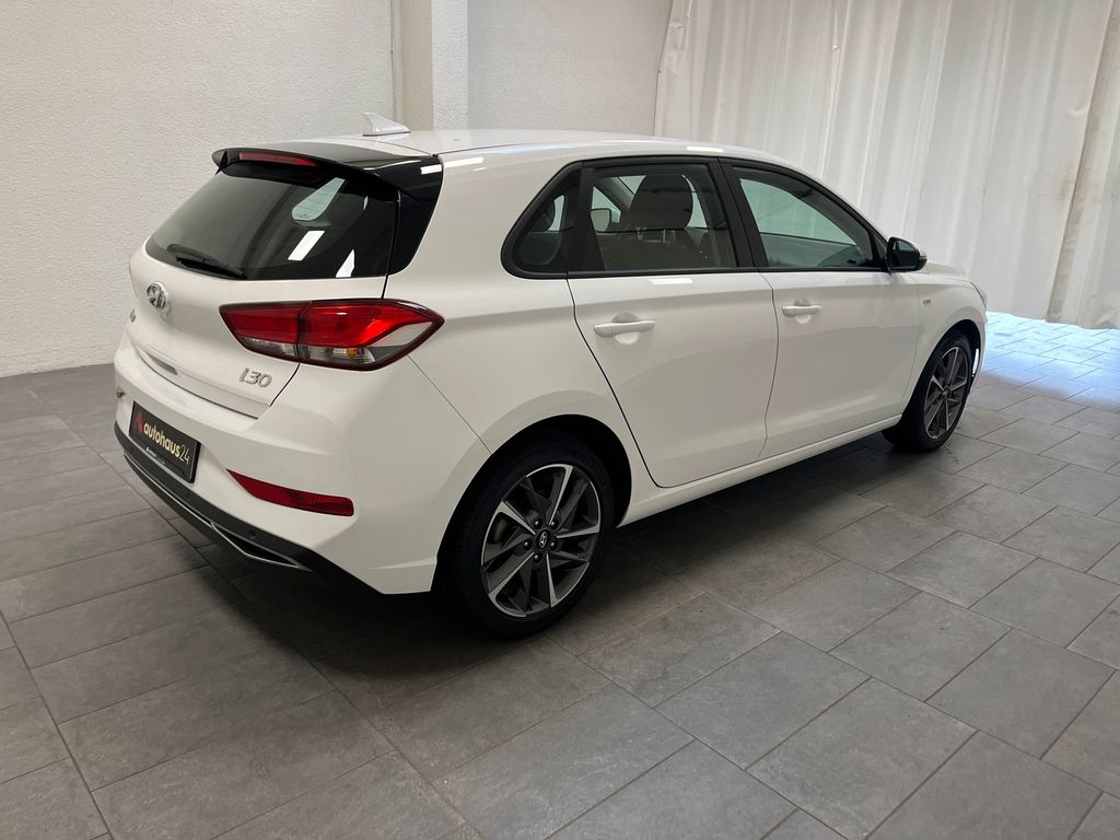Hyundai i30 2022 г. Белый, пробег 39330 км