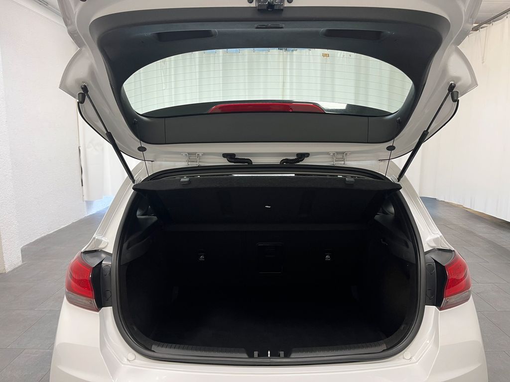 Hyundai i30 2022 г. Белый, пробег 39330 км