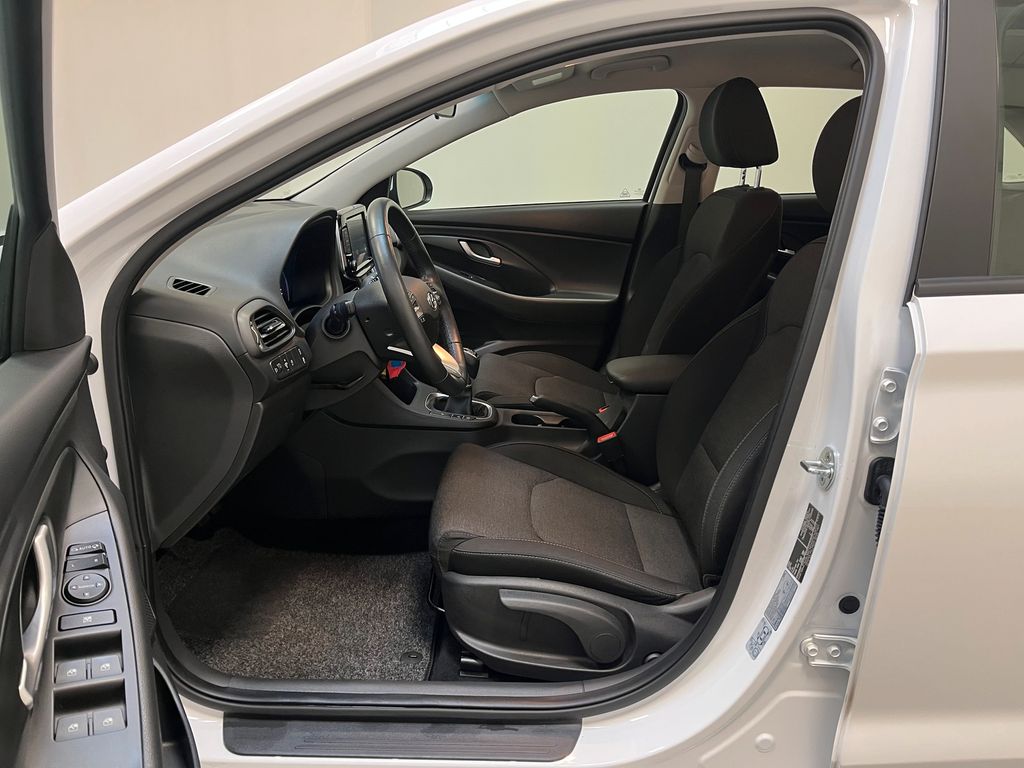 Hyundai i30 2022 г. Белый, пробег 39330 км