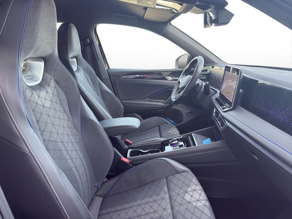 Volkswagen Tiguan 2024 г. Чёрный, пробег 32450 км
