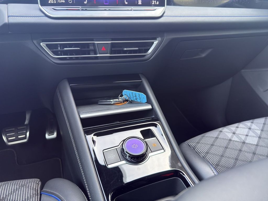 Volkswagen Tiguan 2024 г. Чёрный, пробег 32450 км