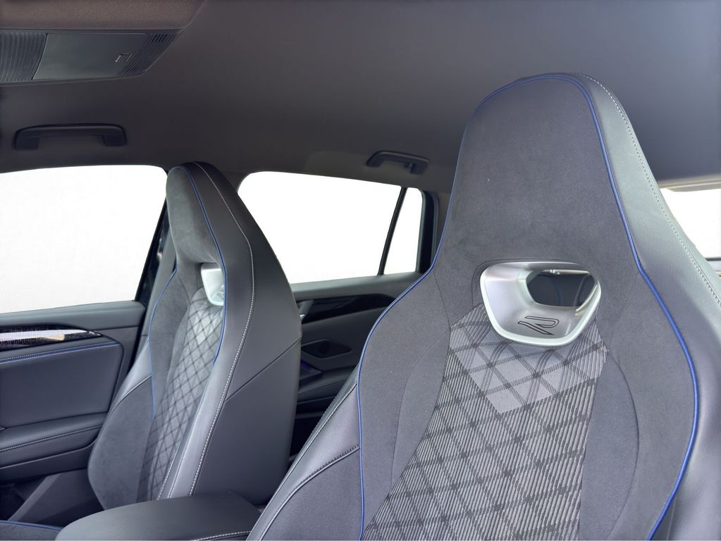 Volkswagen Tiguan 2024 г. Чёрный, пробег 32450 км